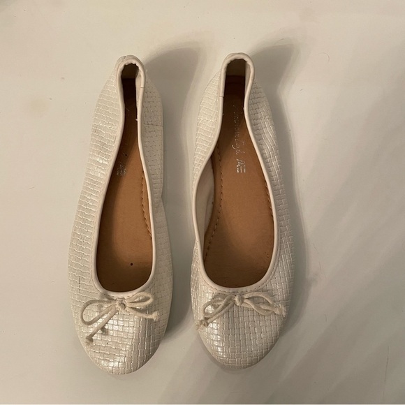 🌸Woman’s  White Pearl Flats by American Eagle Size 9 🌸 - Picture 3 of 6